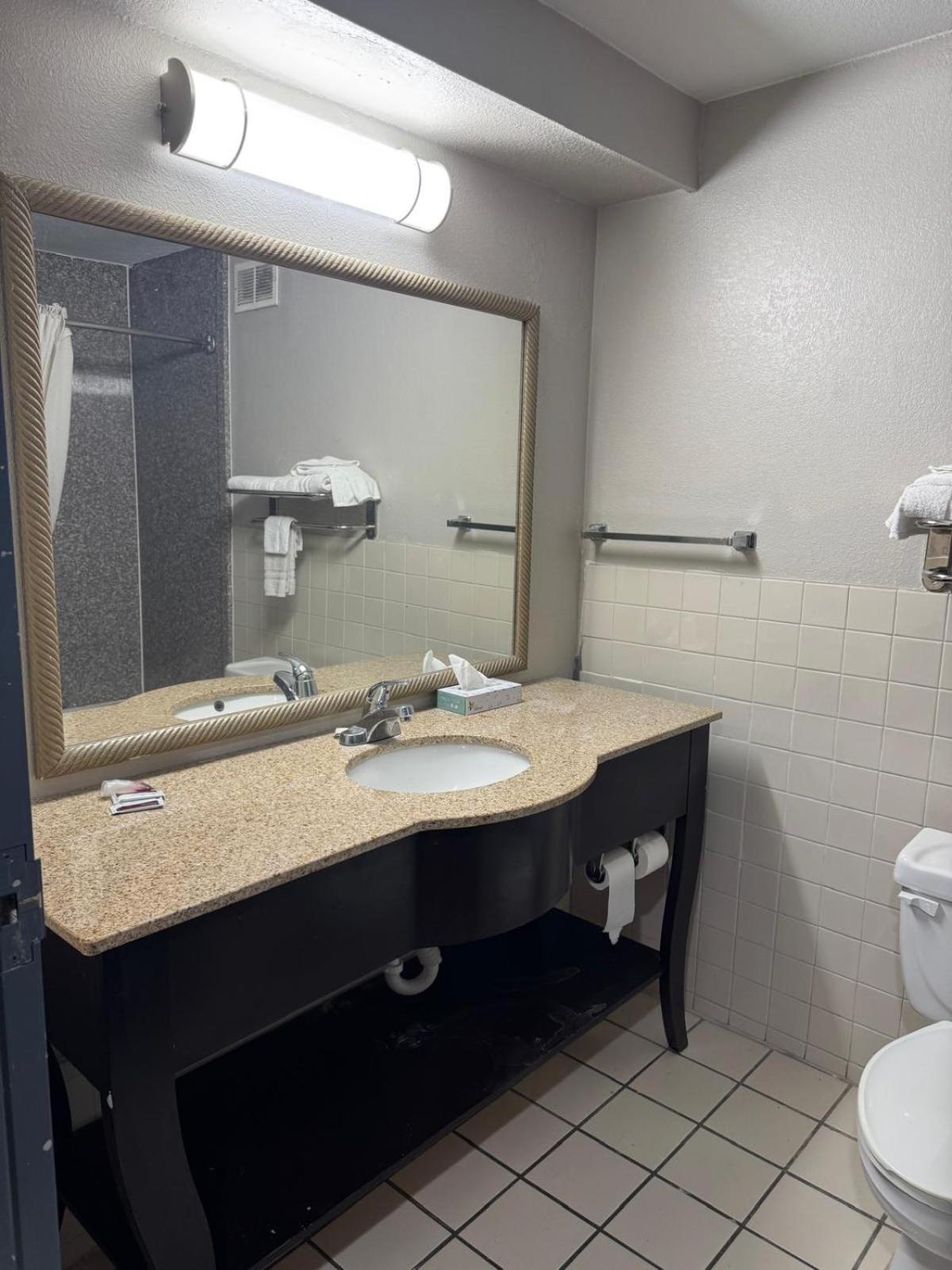Baker Executive Inn מראה חיצוני תמונה