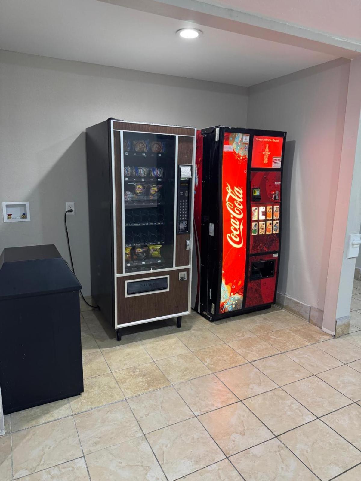 Baker Executive Inn מראה חיצוני תמונה