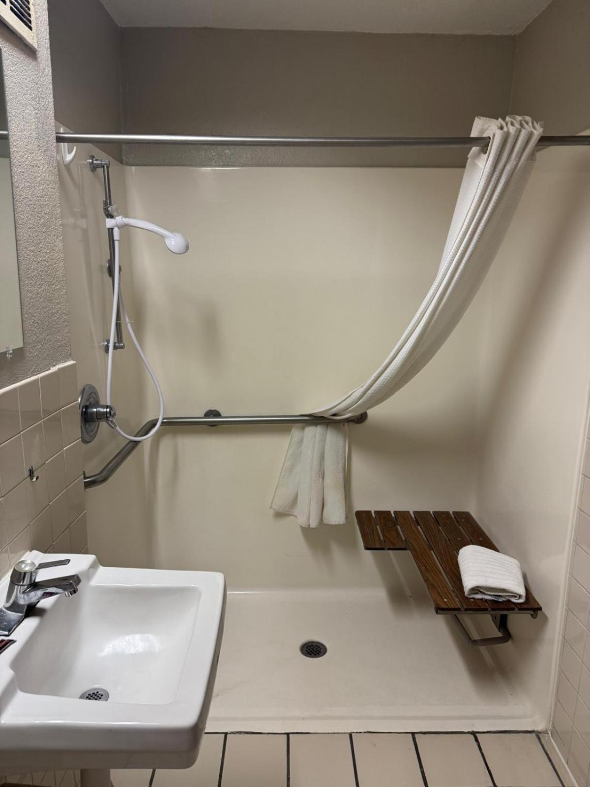 Baker Executive Inn מראה חיצוני תמונה